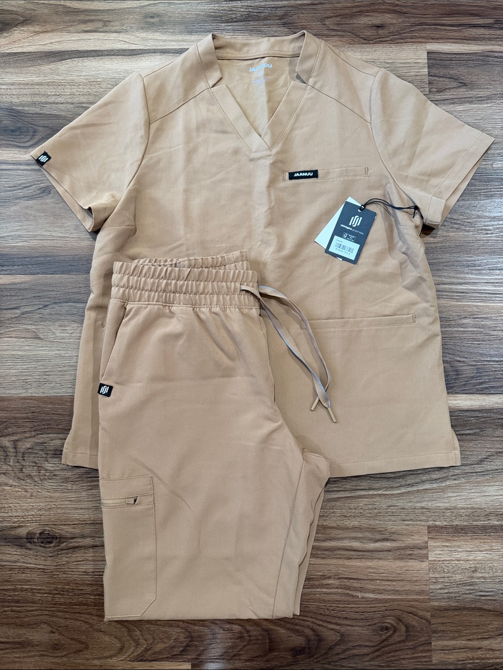 Jaanuu Scrub Set
